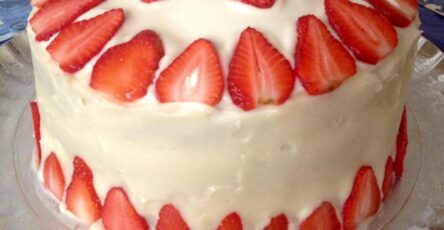 Delicious Vanilla Cake with Fresh Strawberries Recipe