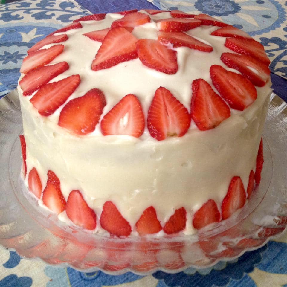 Delicious Vanilla Cake with Fresh Strawberries Recipe